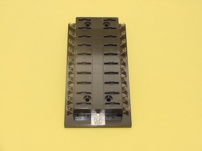 Multi-slot plastic fuseblock