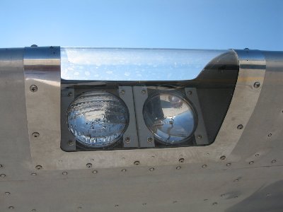 Right wing taxi/landing lights