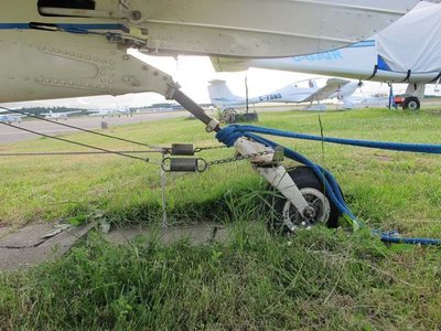 Tailwheel on the ground showing how slack the chains became